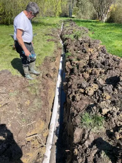 Canalisation enterrée dégagée en tranchée